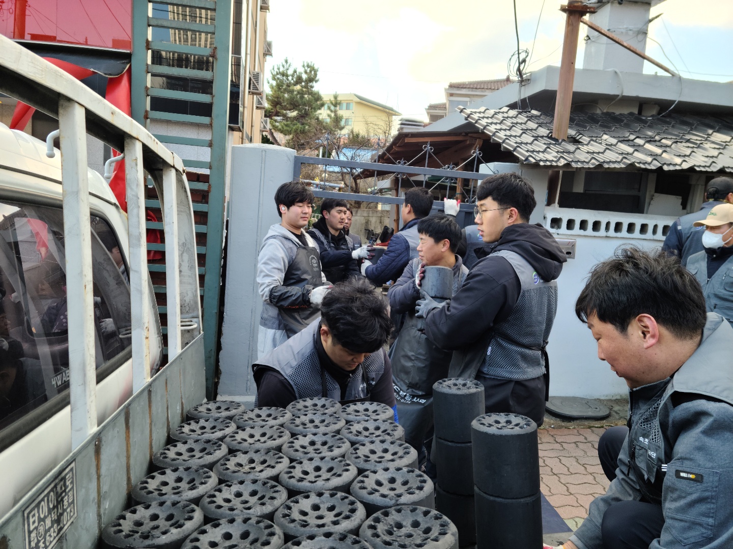 속초시시설관리공단 골든타임 자원봉사단, 에너지 취약계층 대상「찾아가는 연탄나눔」봉사 실시